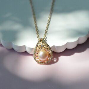 Pale Pink Pearl Pendant Necklace – 16–18" Gold Chain - Natural Freshwater Pearl